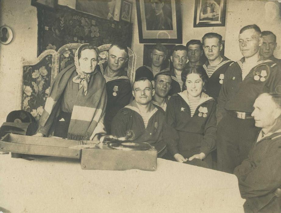 О.О. Островская принимает в музее моряков-черноморцев. 1944 год