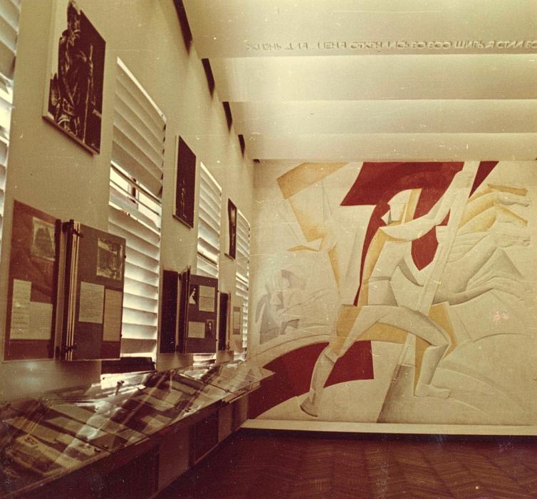 Фрагмент экспозиции в здании Литературной части музея. 1972 год