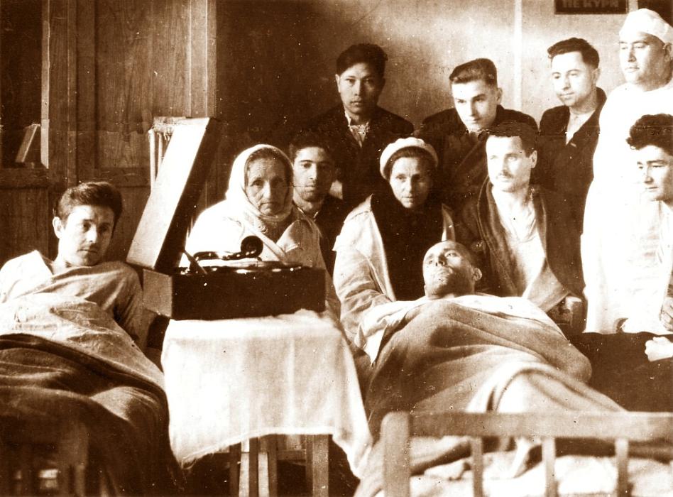 Ольга Осиповна и Екатерина Алексеевна в госпитале. 1944 год