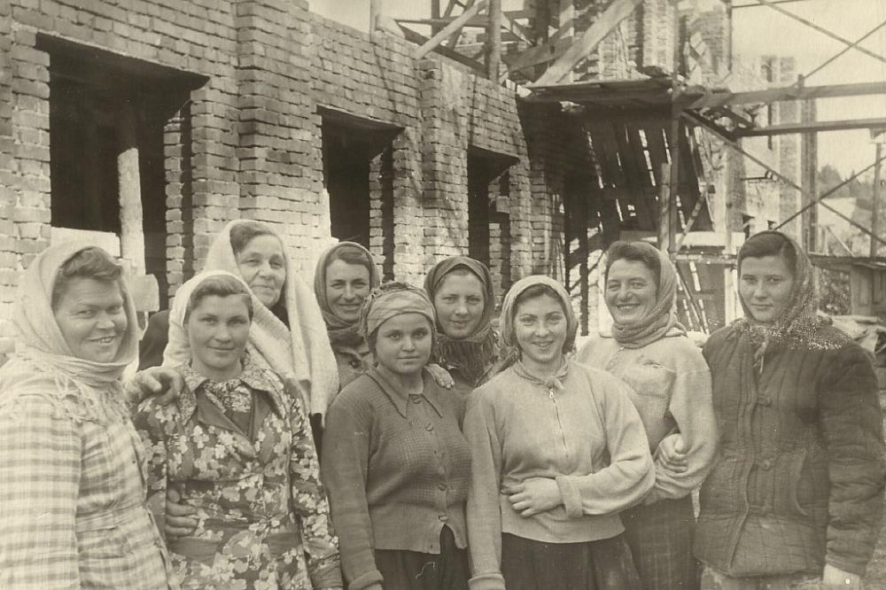 Женская бригада на строительстве здания Литературного отдела музея. Февраль 1955 года