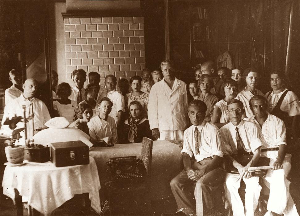 Артисты Ленинградского Литературного театра В. Шимановского в Доме-музее Н. Островского. Сочи, 1937 год