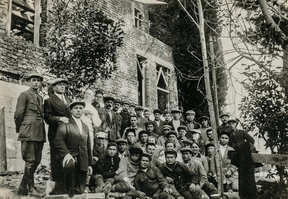 Группа рабочих, строителей дома с главным инженером строительства тов. Мальцевым (стоит 2-й слева). Начало 1936 г.